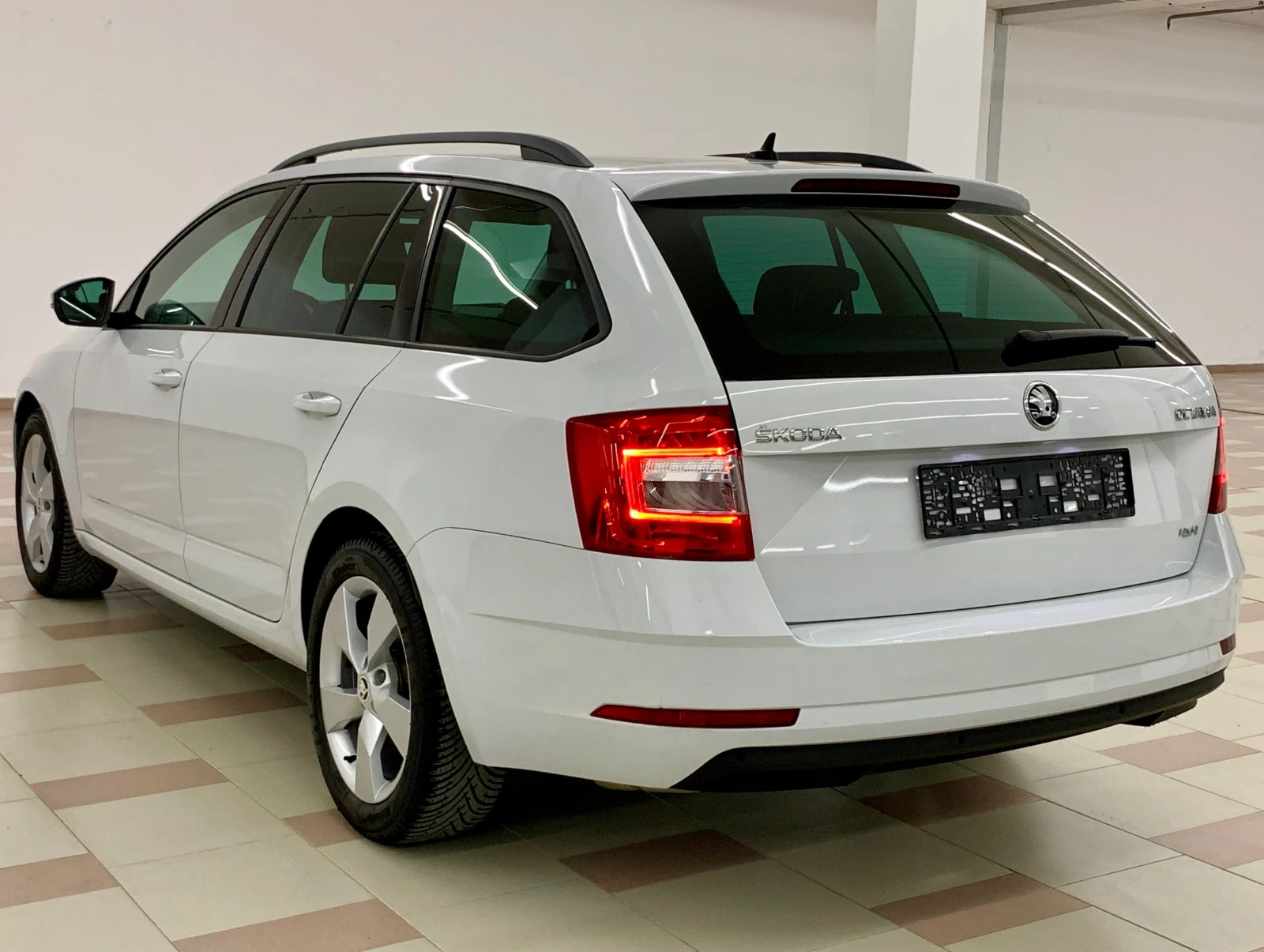 Skoda Octavia 2.0TDI 4x4 DSG 184кс. /DISTRONIC/PODGREV/ - изображение 4