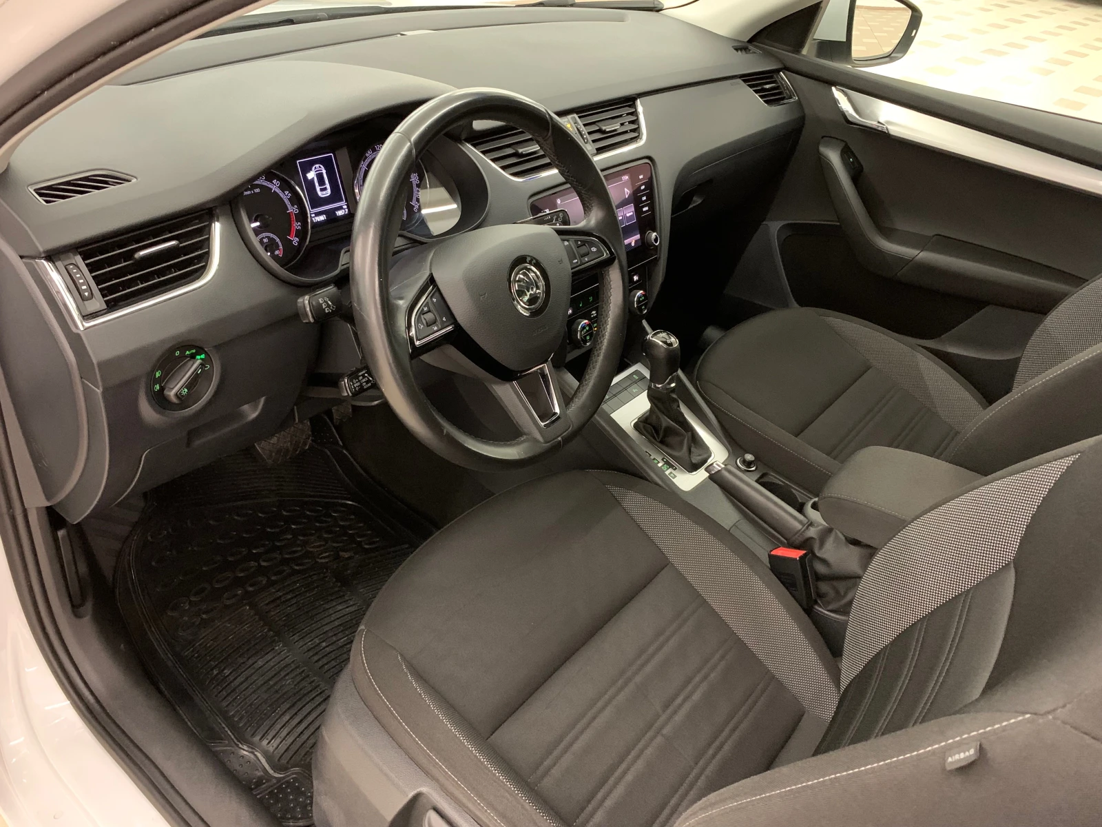 Skoda Octavia 2.0TDI 4x4 DSG 184кс. /DISTRONIC/PODGREV/ - изображение 10