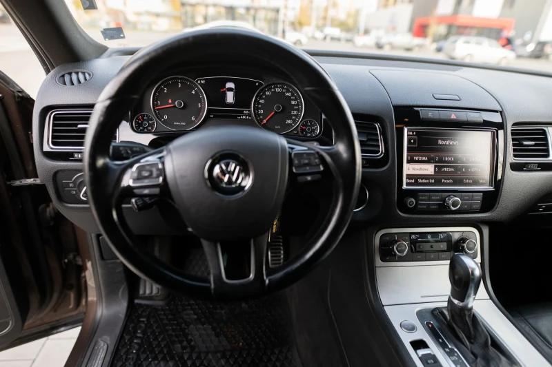 VW Touareg 4.2TDI 360cam, снимка 14 - Автомобили и джипове - 51851555