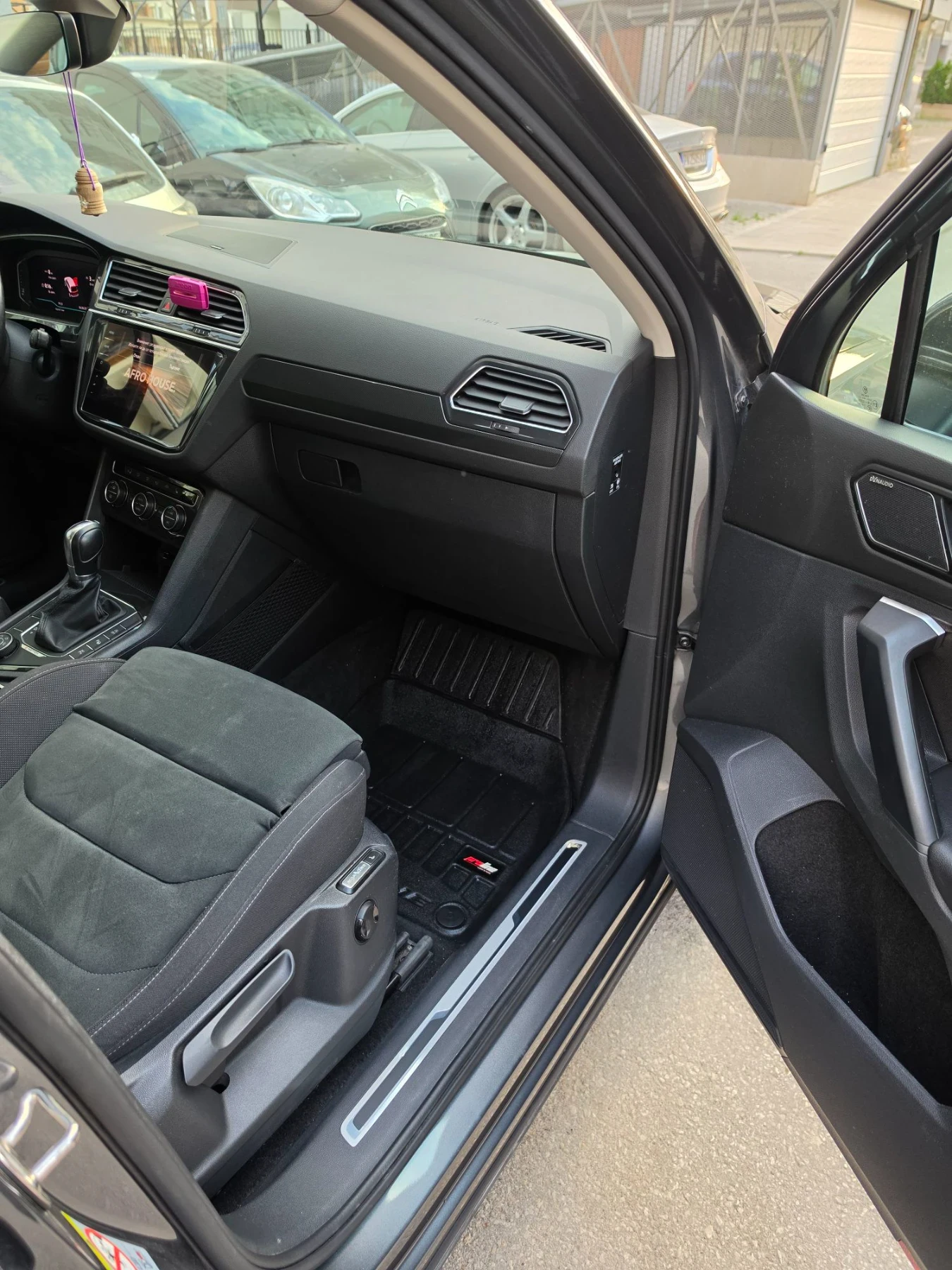 VW Tiguan, снимка 13 - Автомобили и джипове - 55579154