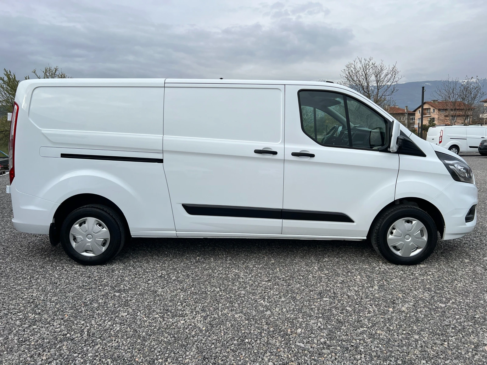 Ford Transit Custom 2.0TDCi ДЪЛГА БАЗА/3-МЕСТЕН/LED/PDC/Серв. история/, снимка 5 - Бусове и автобуси - 54213356
