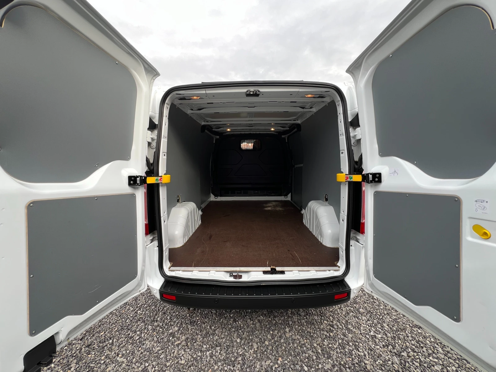 Ford Transit Custom 2.0TDCi ДЪЛГА БАЗА/3-МЕСТЕН/LED/PDC/Серв. история/, снимка 9 - Бусове и автобуси - 54213356