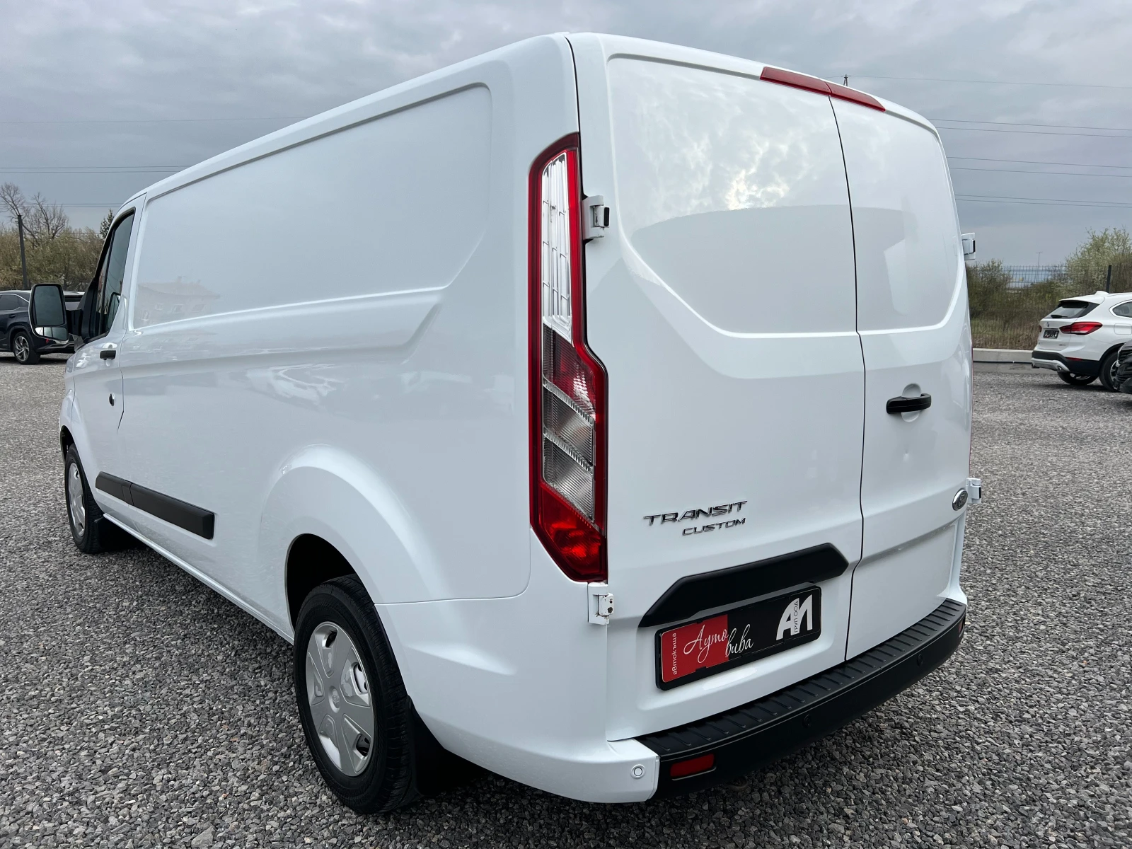 Ford Transit Custom 2.0TDCi ДЪЛГА БАЗА/3-МЕСТЕН/LED/PDC/Серв. история/, снимка 3 - Бусове и автобуси - 54213356