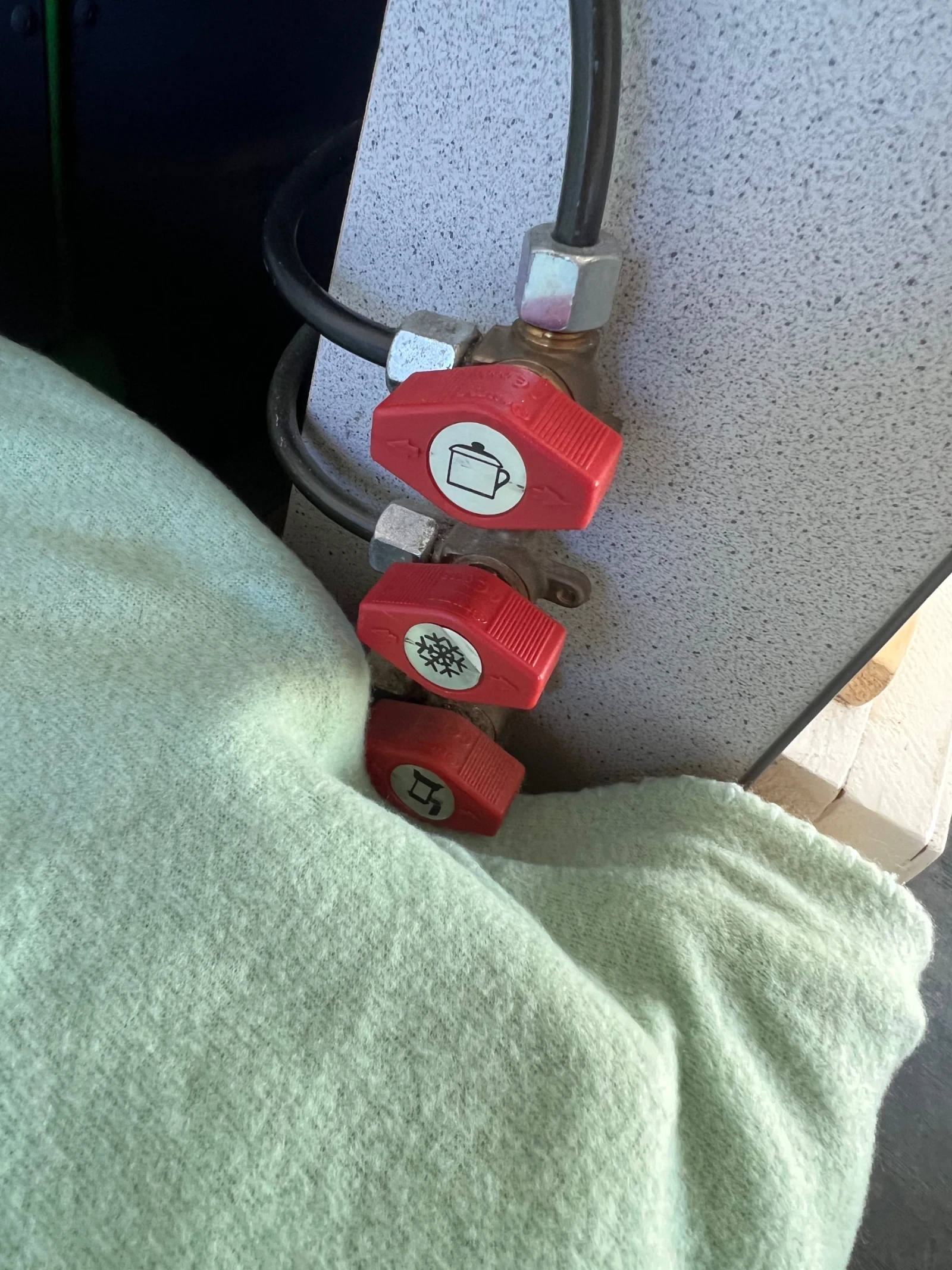 Кемпер VW Т5/ Газ/ Солар/ 12-220v, снимка 14 - Каравани и кемпери - 54309662