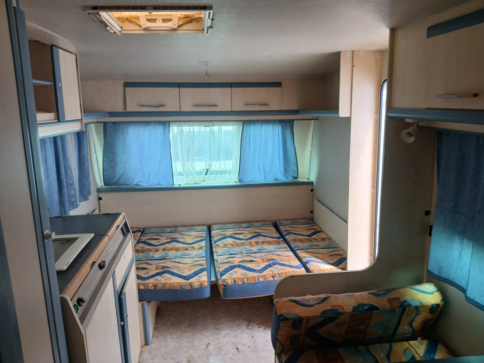 Каравана Adria 502DK, снимка 6 - Каравани и кемпери - 54812752