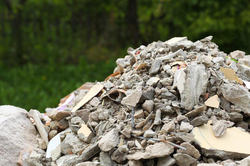Чистене и извозване на строителни отпадъци