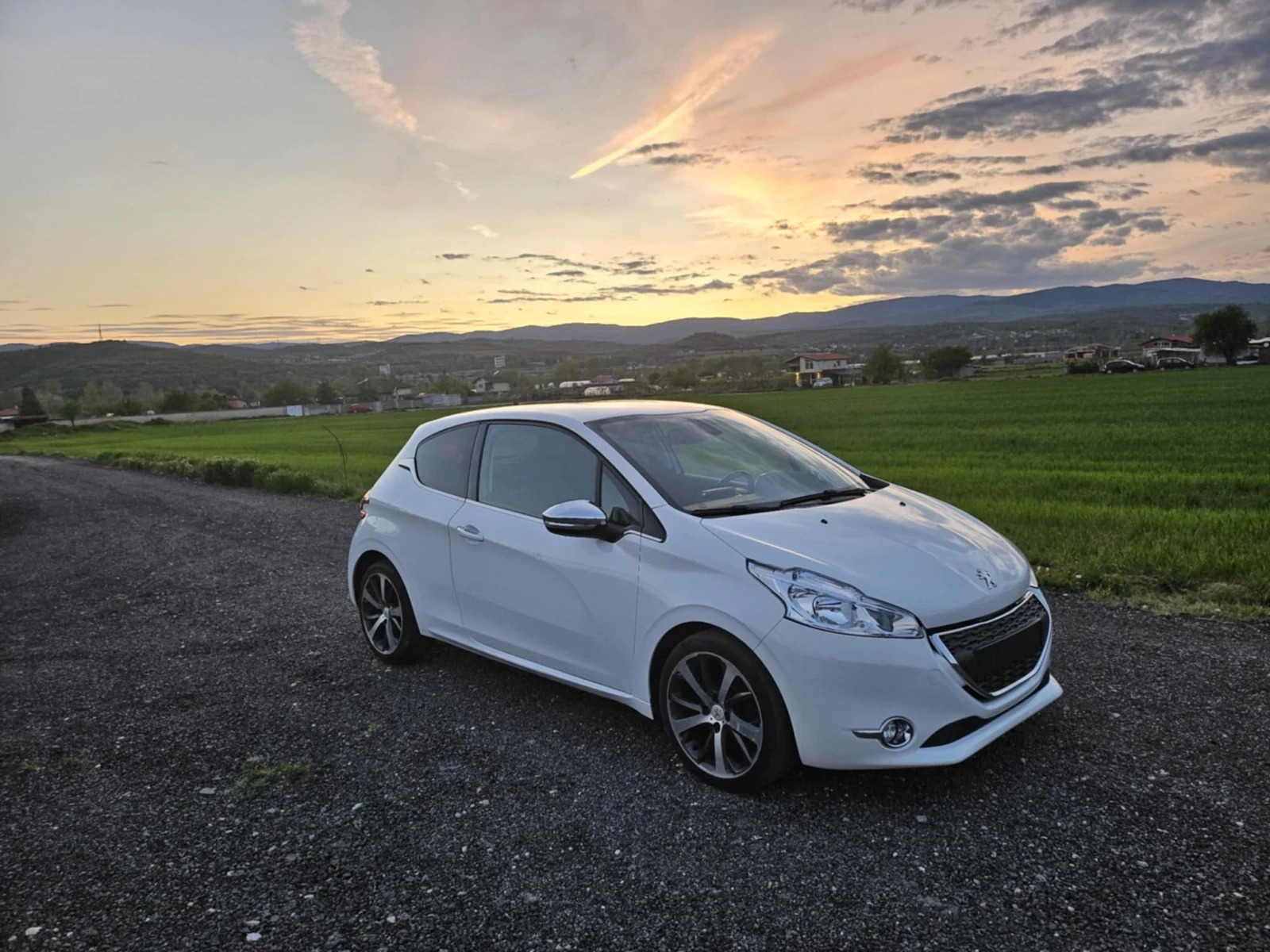 Peugeot 208 1.6 HDI 110к.с. - изображение 2
