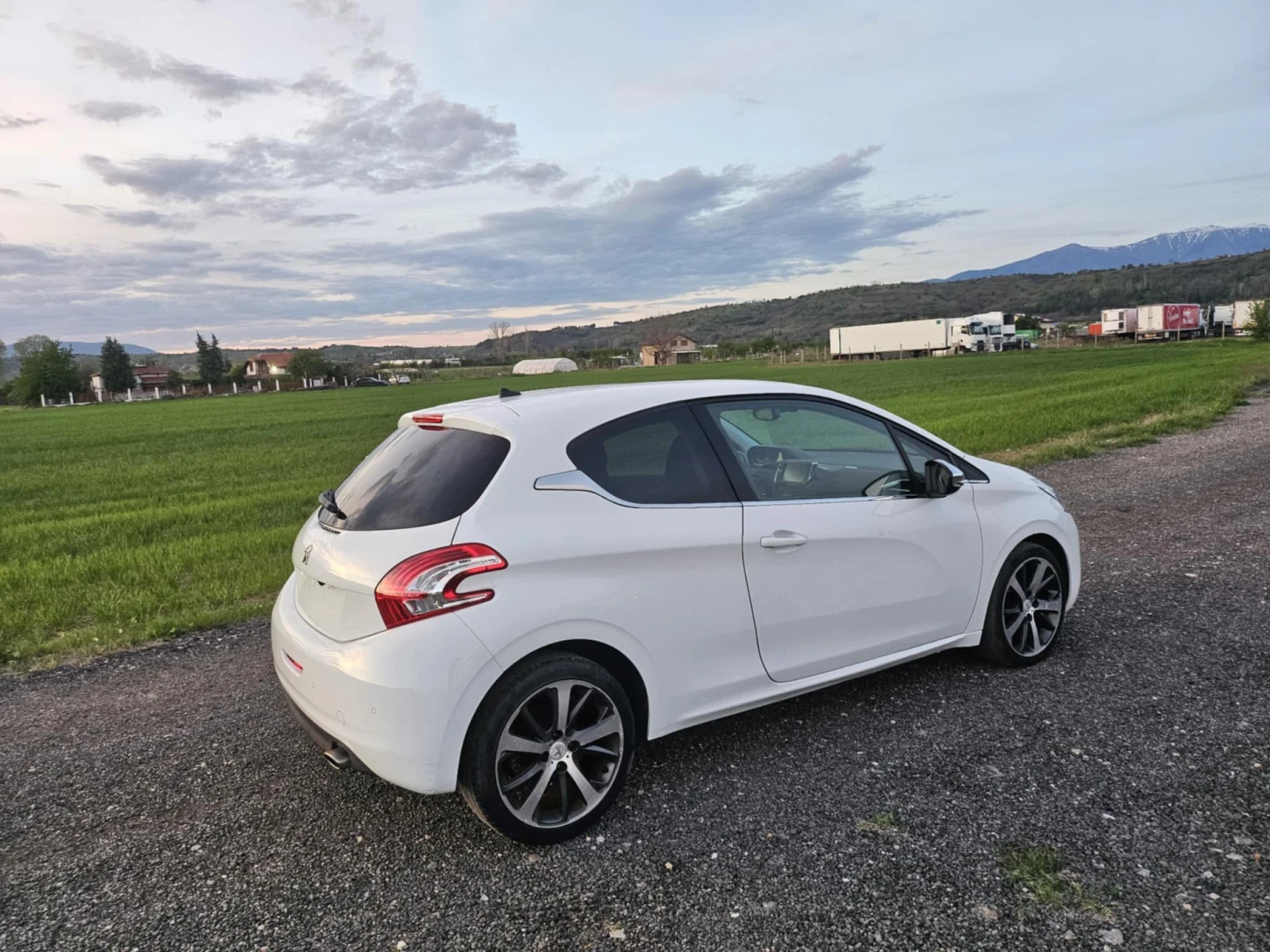 Peugeot 208 1.6 HDI 110к.с. - изображение 5
