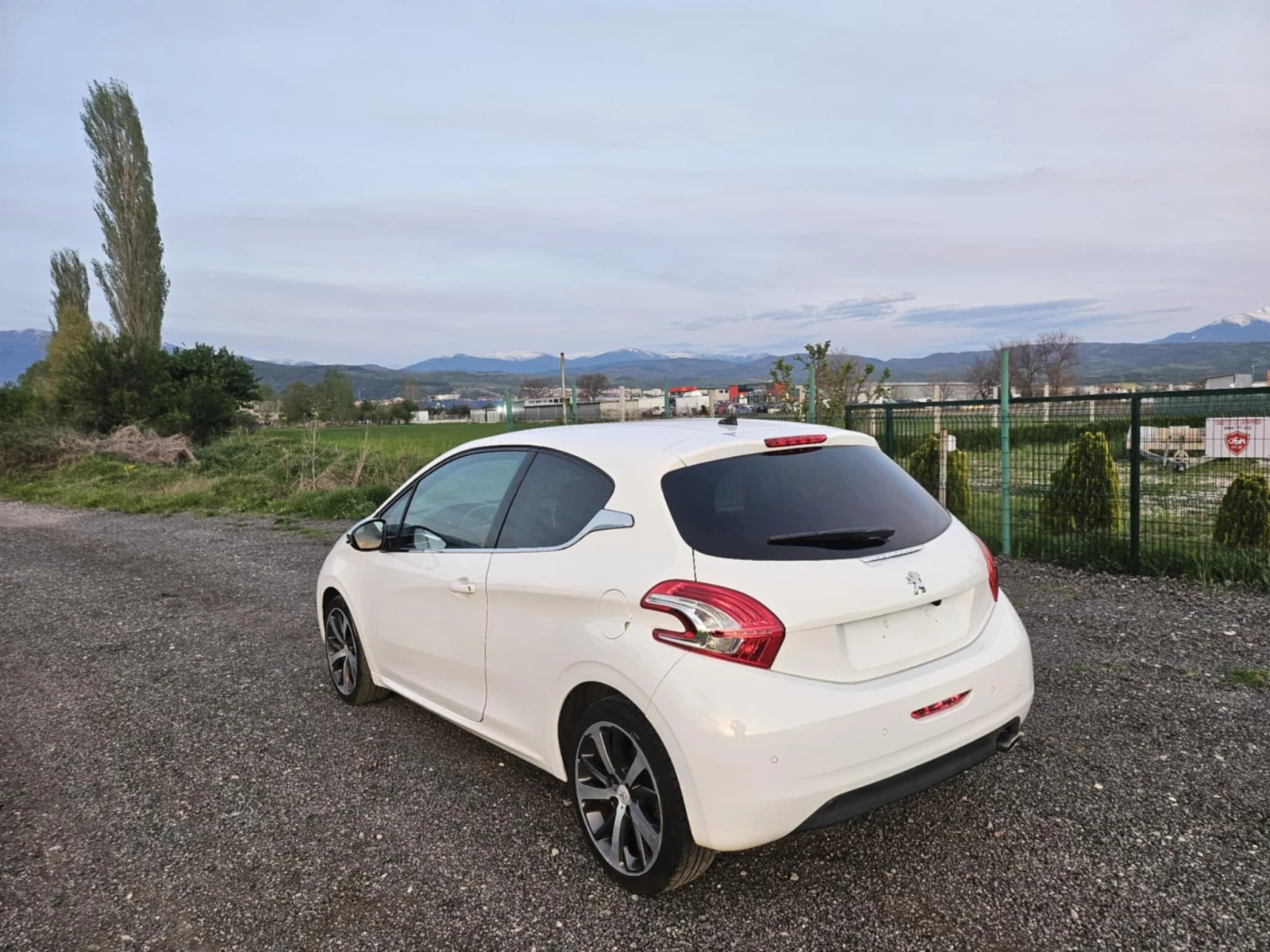 Peugeot 208 1.6 HDI 110к.с. - изображение 4