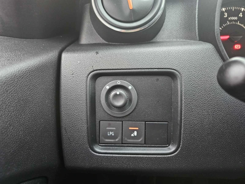 Dacia Duster 1.0 TCe 90 Stop&Start LPG, снимка 12 - Автомобили и джипове - 53582215