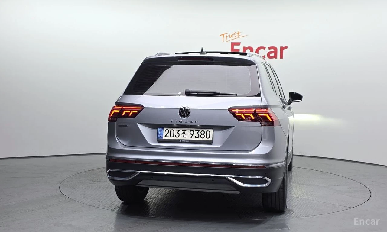 VW Tiguan PRESTIGE* ДИСТРОНИК* ХЕДЪП* 360КАМЕРА* , снимка 4 - Автомобили и джипове - 55562716
