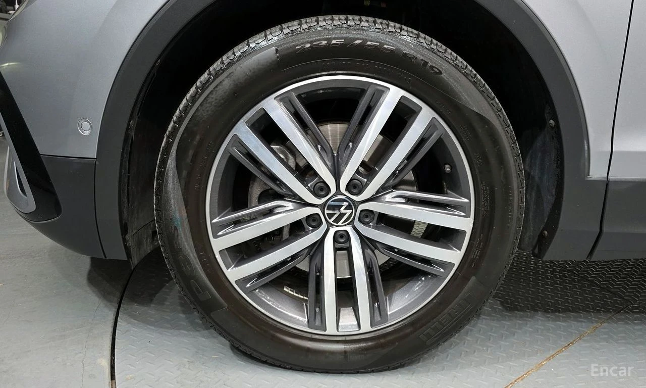 VW Tiguan PRESTIGE* ДИСТРОНИК* ХЕДЪП* 360КАМЕРА* , снимка 5 - Автомобили и джипове - 55562716