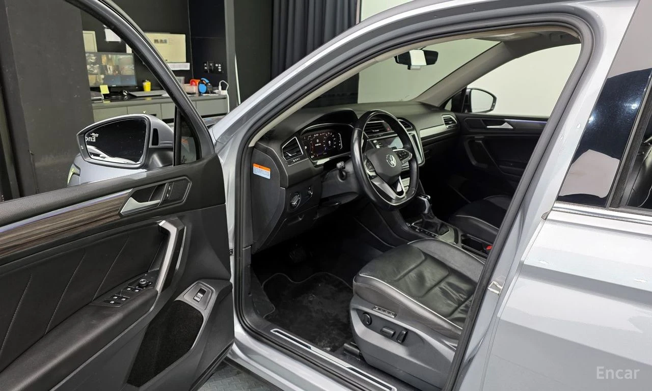 VW Tiguan PRESTIGE* ДИСТРОНИК* ХЕДЪП* 360КАМЕРА* , снимка 6 - Автомобили и джипове - 55562716