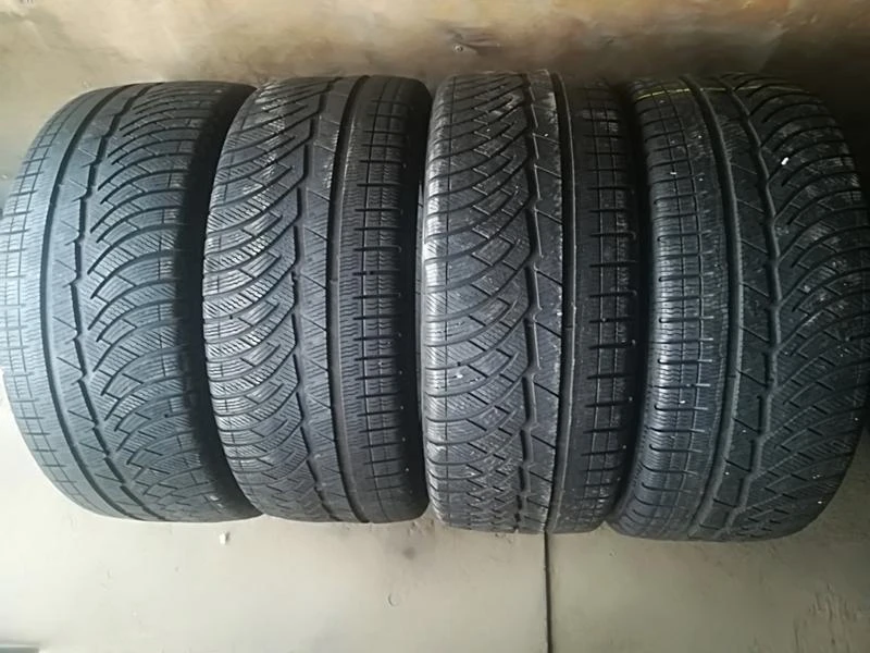 Гуми Зимни 225/40R18, снимка 1 - Гуми и джанти - 23632692