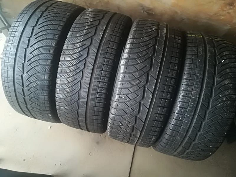 Гуми Зимни 225/40R18, снимка 2 - Гуми и джанти - 23632692