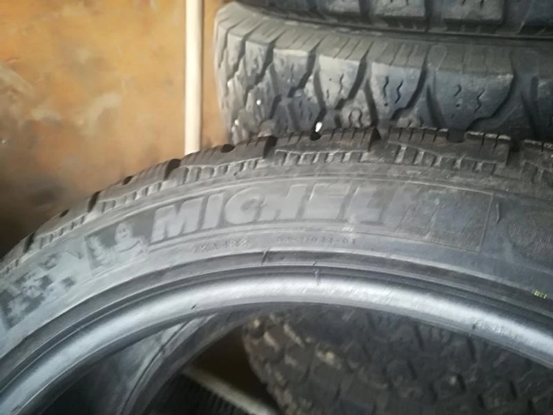 Гуми Зимни 225/40R18, снимка 4 - Гуми и джанти - 23632692