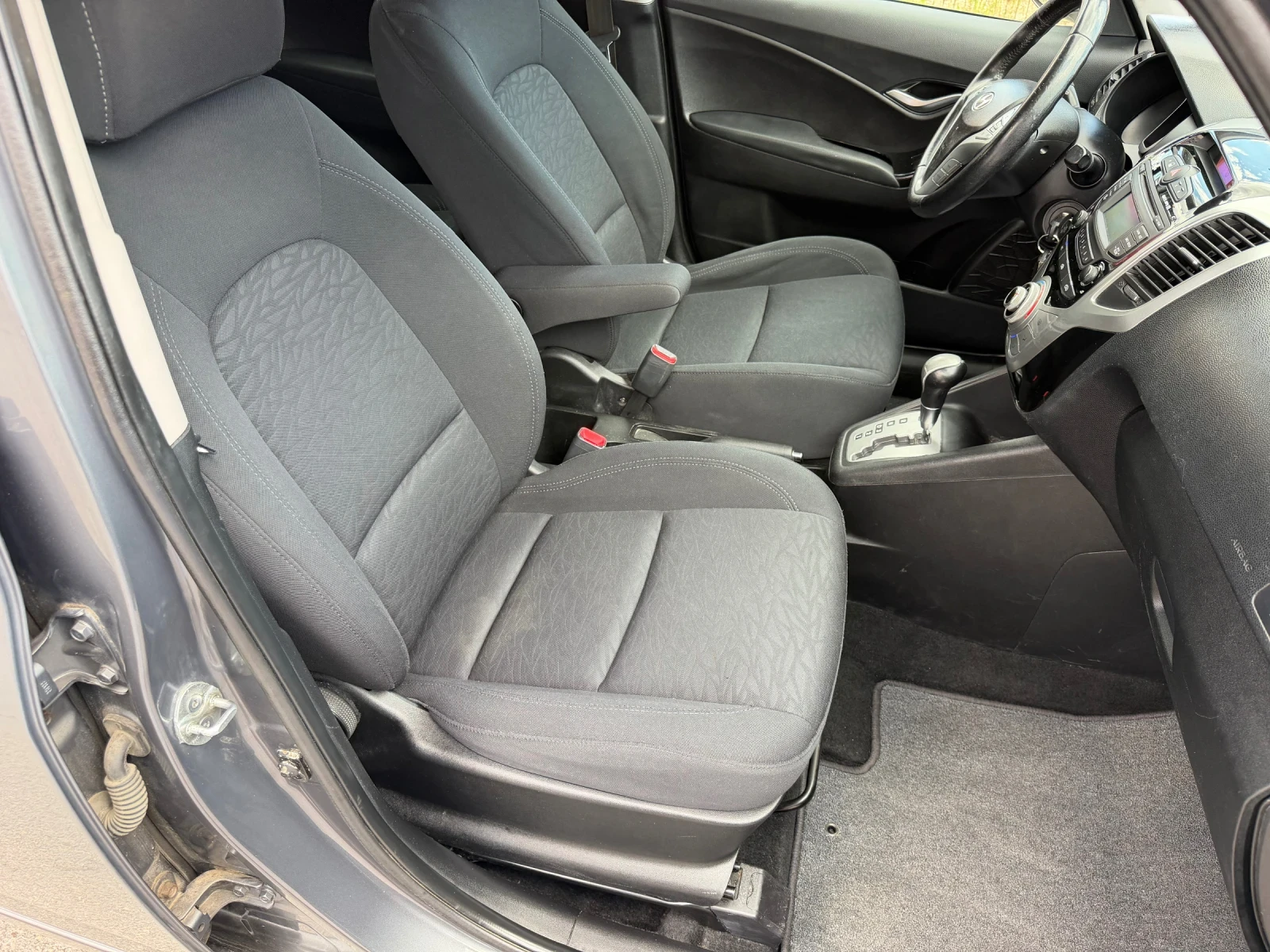 Hyundai Ix20 1.6i Швейцария, снимка 9 - Автомобили и джипове - 55193696