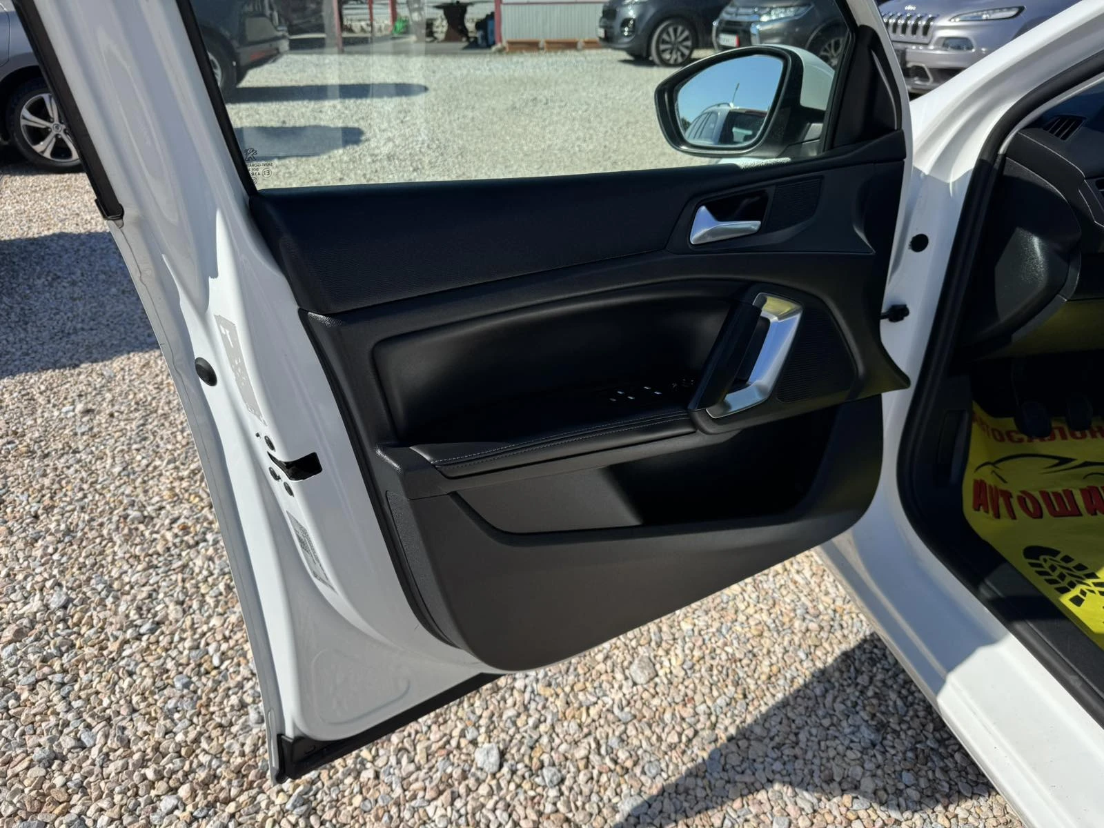 Peugeot 308 1.6 BLUE HDI ALLURE, снимка 11 - Автомобили и джипове - 55681495
