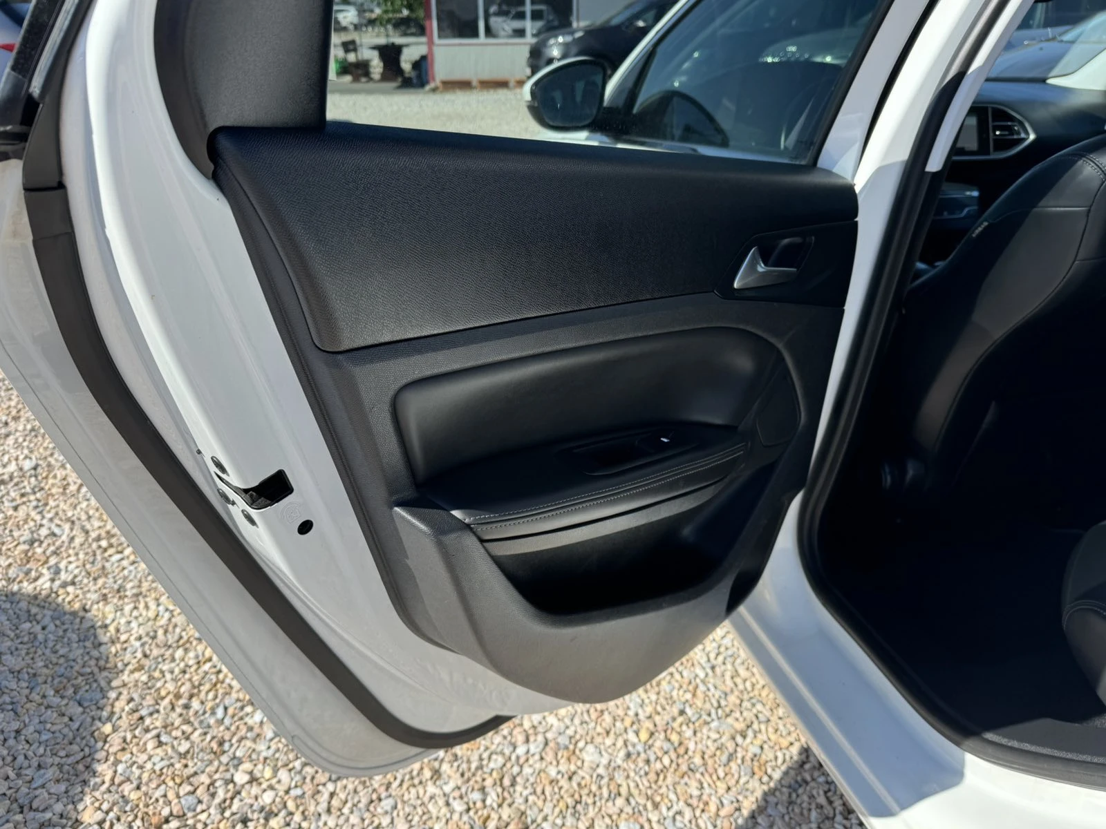 Peugeot 308 1.6 BLUE HDI ALLURE, снимка 7 - Автомобили и джипове - 55681495