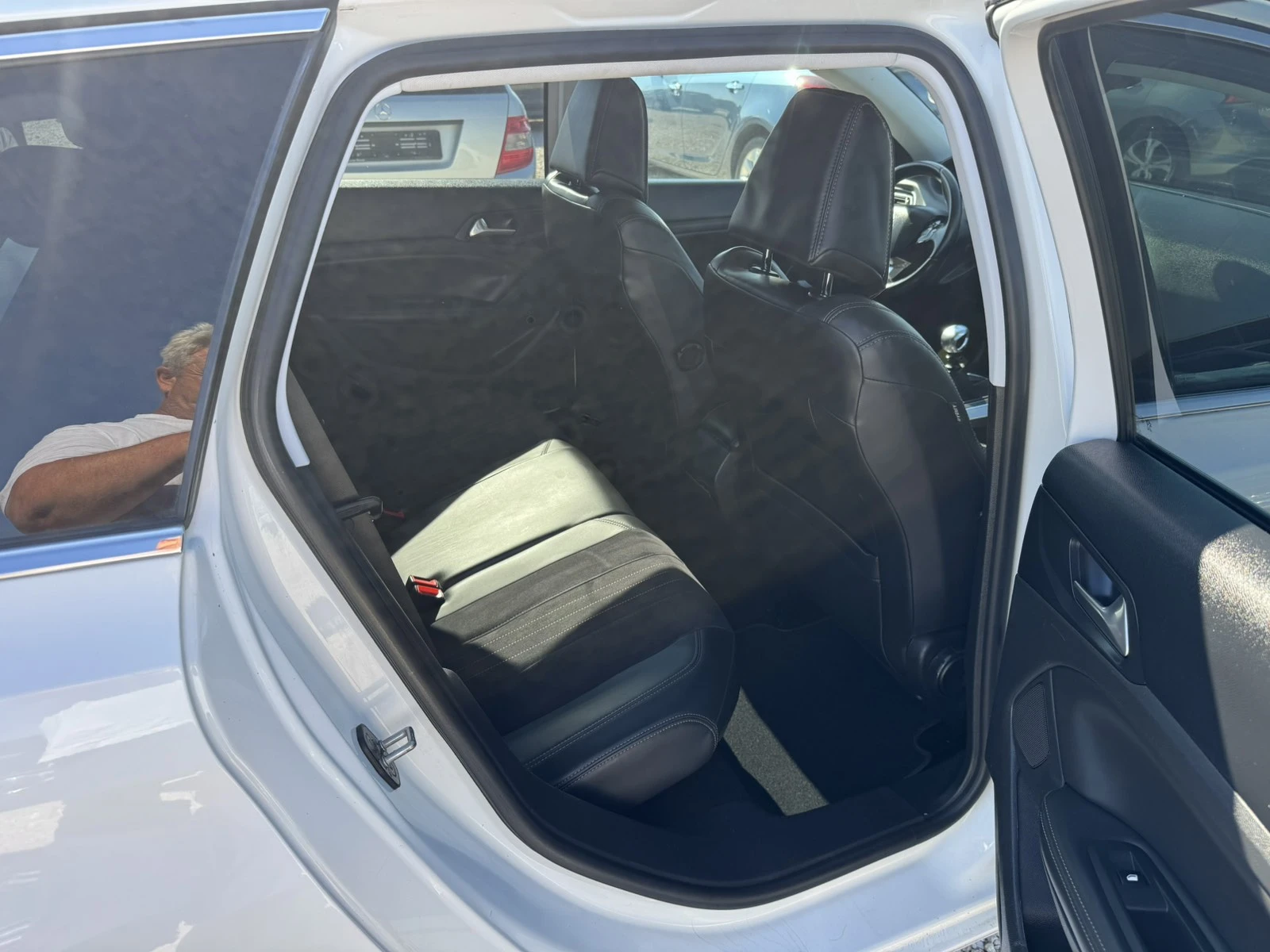 Peugeot 308 1.6 BLUE HDI ALLURE, снимка 13 - Автомобили и джипове - 55681495