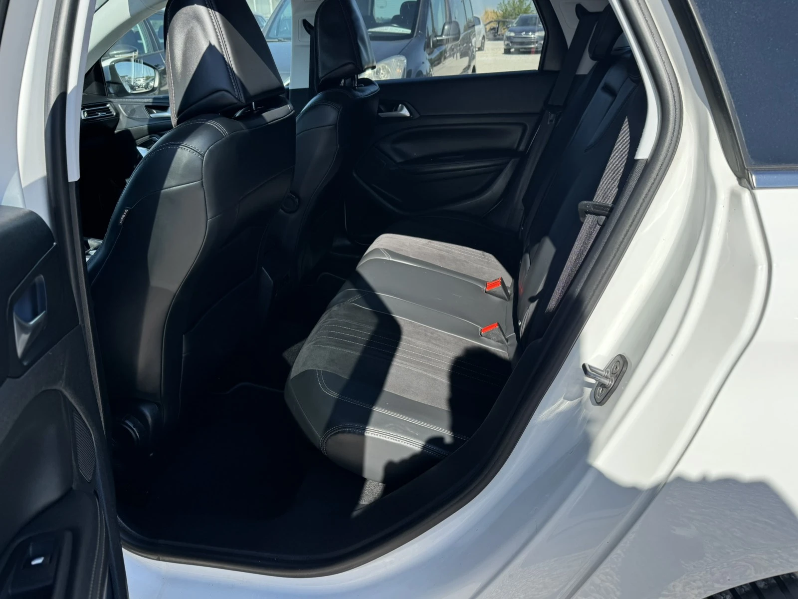 Peugeot 308 1.6 BLUE HDI ALLURE, снимка 8 - Автомобили и джипове - 55681495