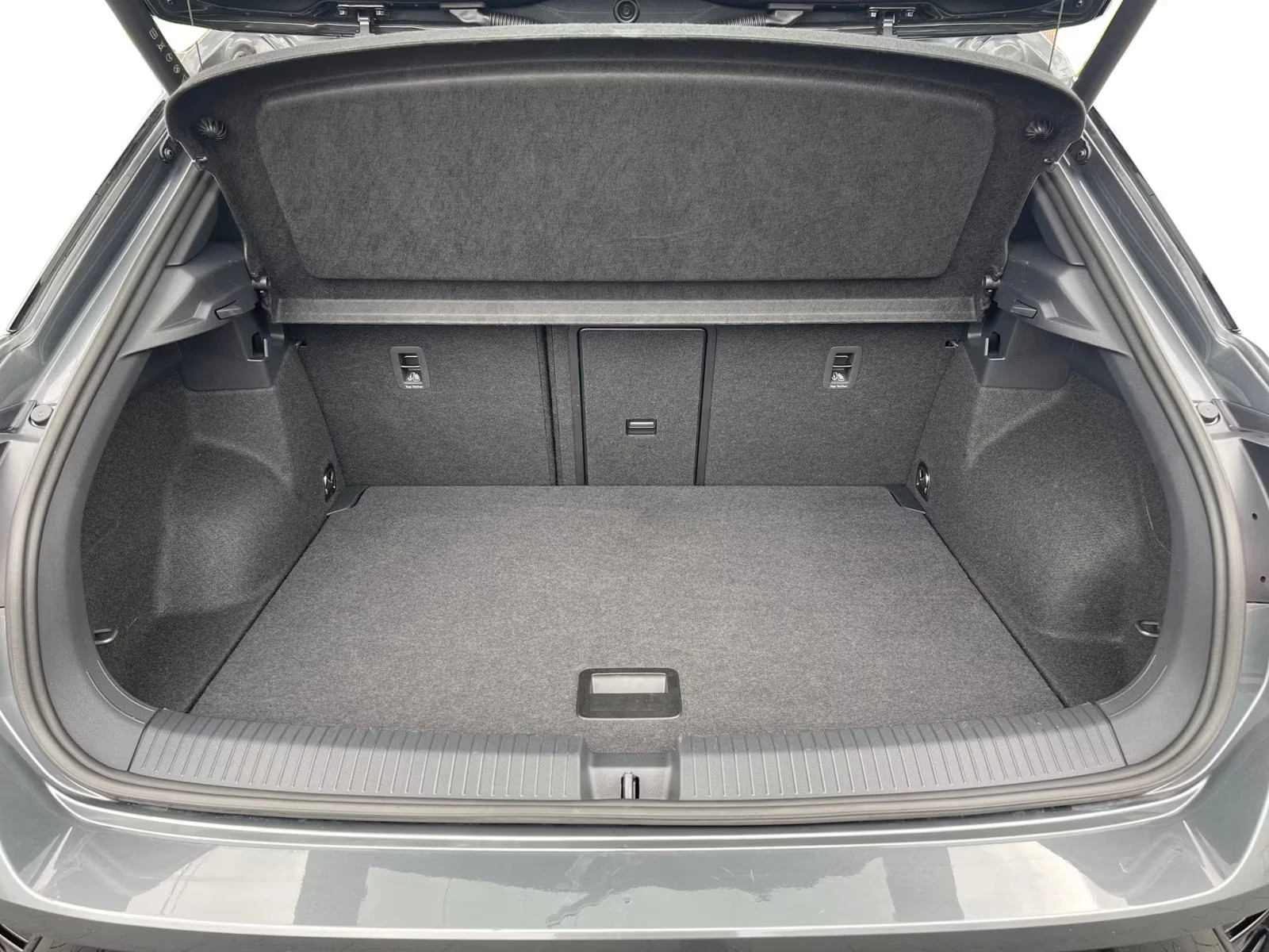 VW T-Roc R/4MOTION/300HP/DSG/PANO/IQ.LIGHT/CAM/ACC/957f - изображение 6