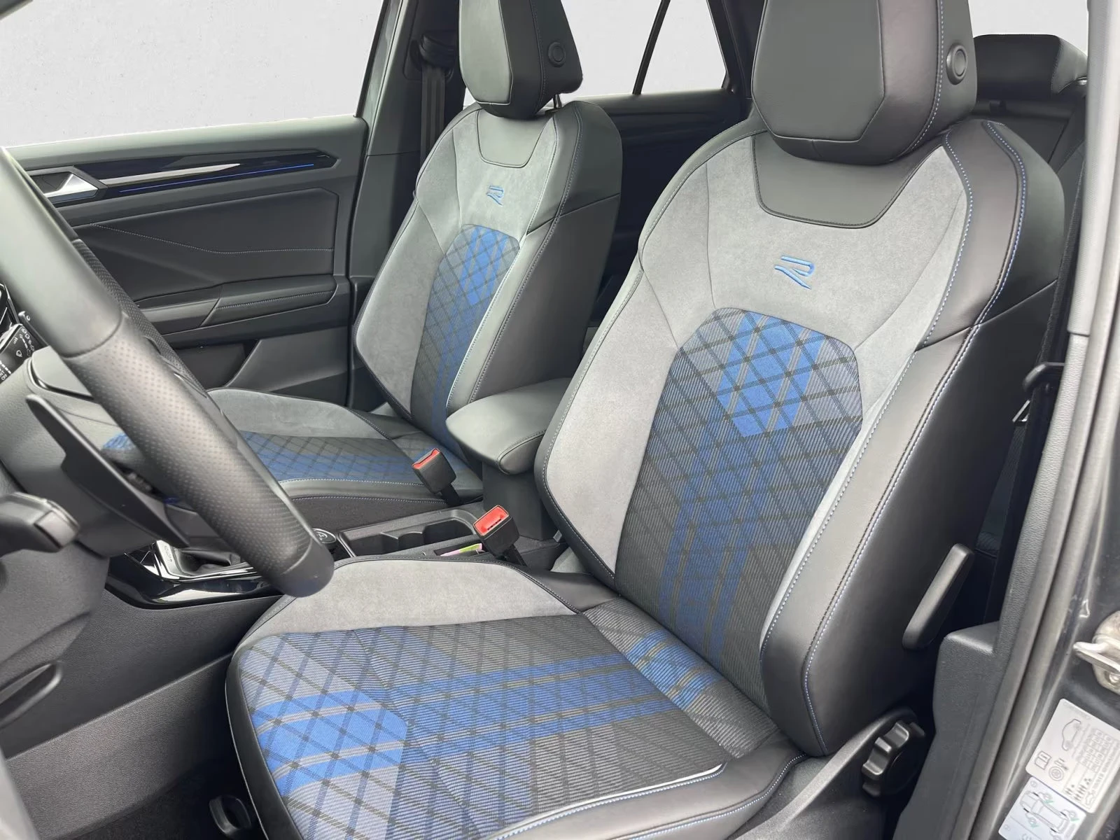 VW T-Roc R/4MOTION/300HP/DSG/PANO/IQ.LIGHT/CAM/ACC/957f - изображение 8