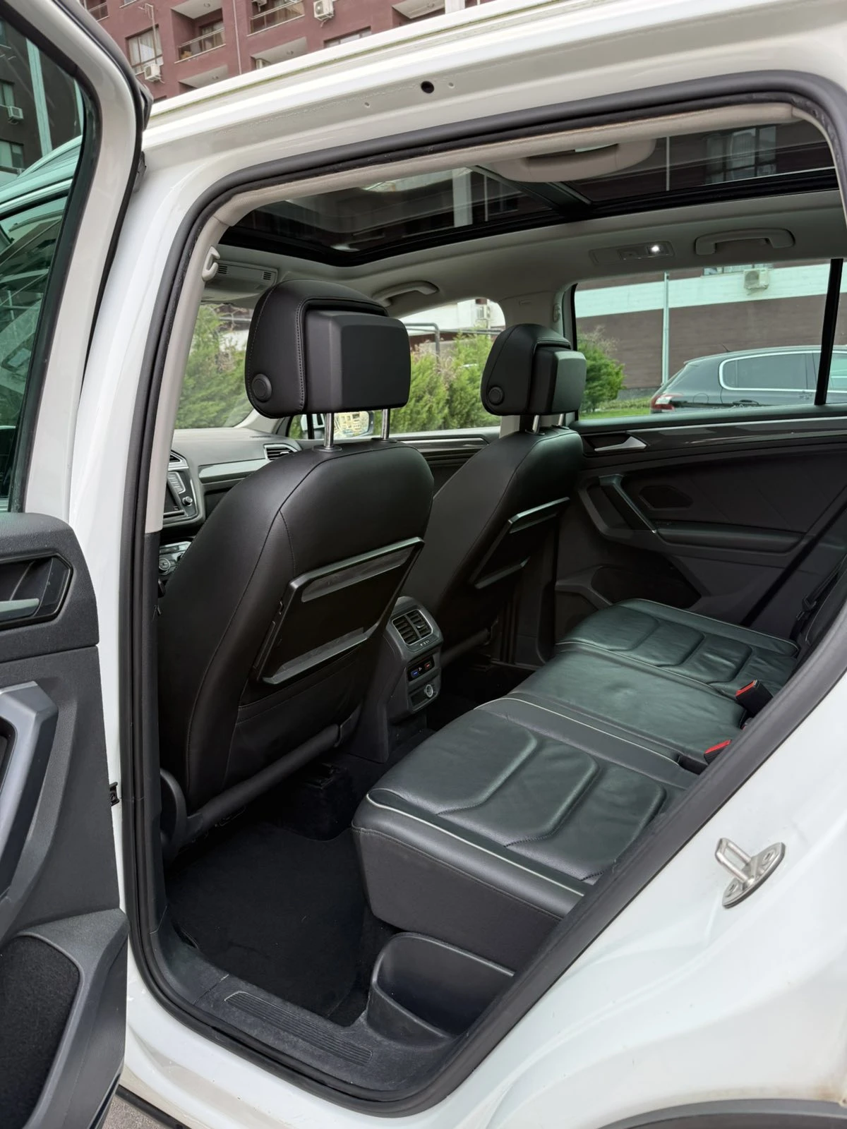 VW Tiguan 2.0 TDI 4Motion, снимка 13 - Автомобили и джипове - 53946699