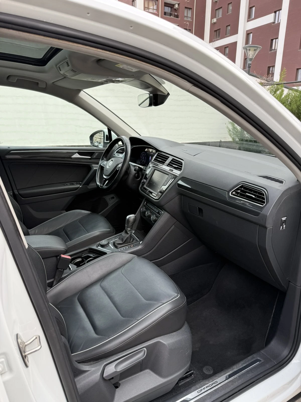 VW Tiguan 2.0 TDI 4Motion, снимка 11 - Автомобили и джипове - 53946699