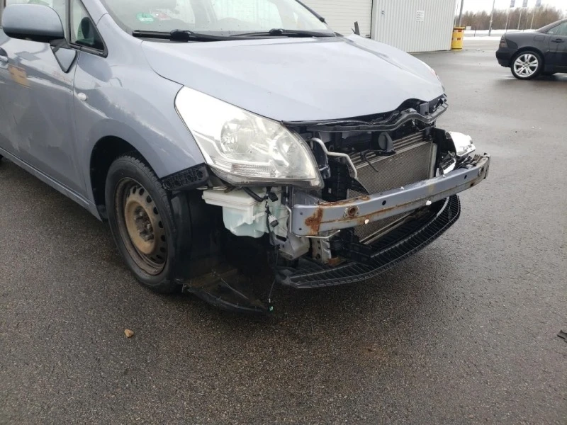 Toyota Verso 2.0 D-4D 126кс  НА ЧАСТИ, снимка 3 - Автомобили и джипове - 44614541