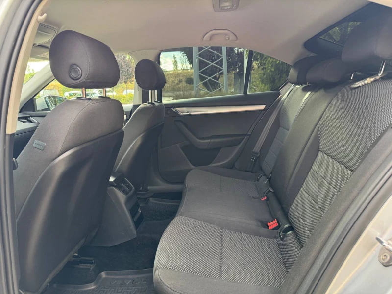 Skoda Octavia 1.2 TSI, снимка 16 - Автомобили и джипове - 51598774