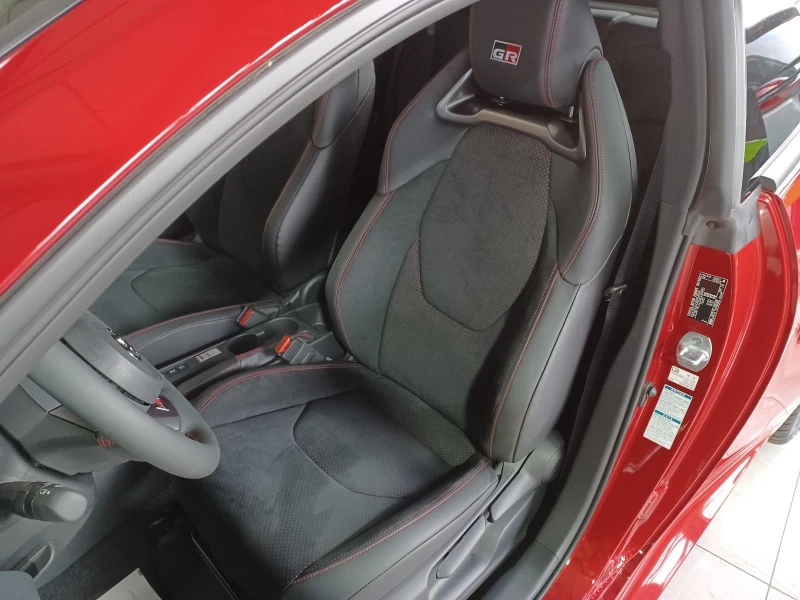 Toyota Yaris GR-FOUR PERFORMNACE PAKET CARBON CAM LED KEYLESS, снимка 10 - Автомобили и джипове - 52228344