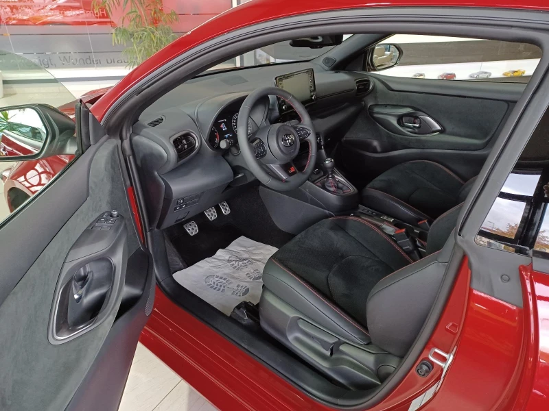 Toyota Yaris GR-FOUR PERFORMNACE PAKET CARBON CAM LED KEYLESS, снимка 9 - Автомобили и джипове - 52228344