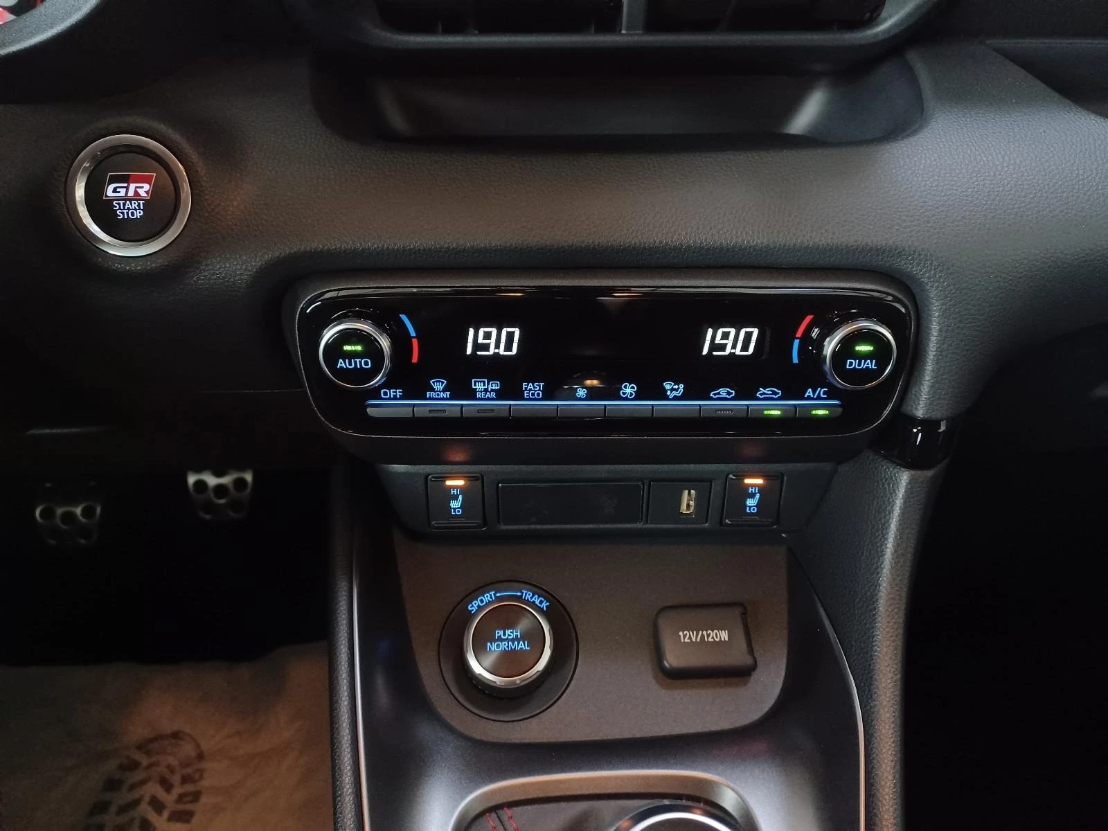 Toyota Yaris GR-FOUR PERFORMNACE PAKET CARBON CAM LED KEYLESS | Mobile.bg   14