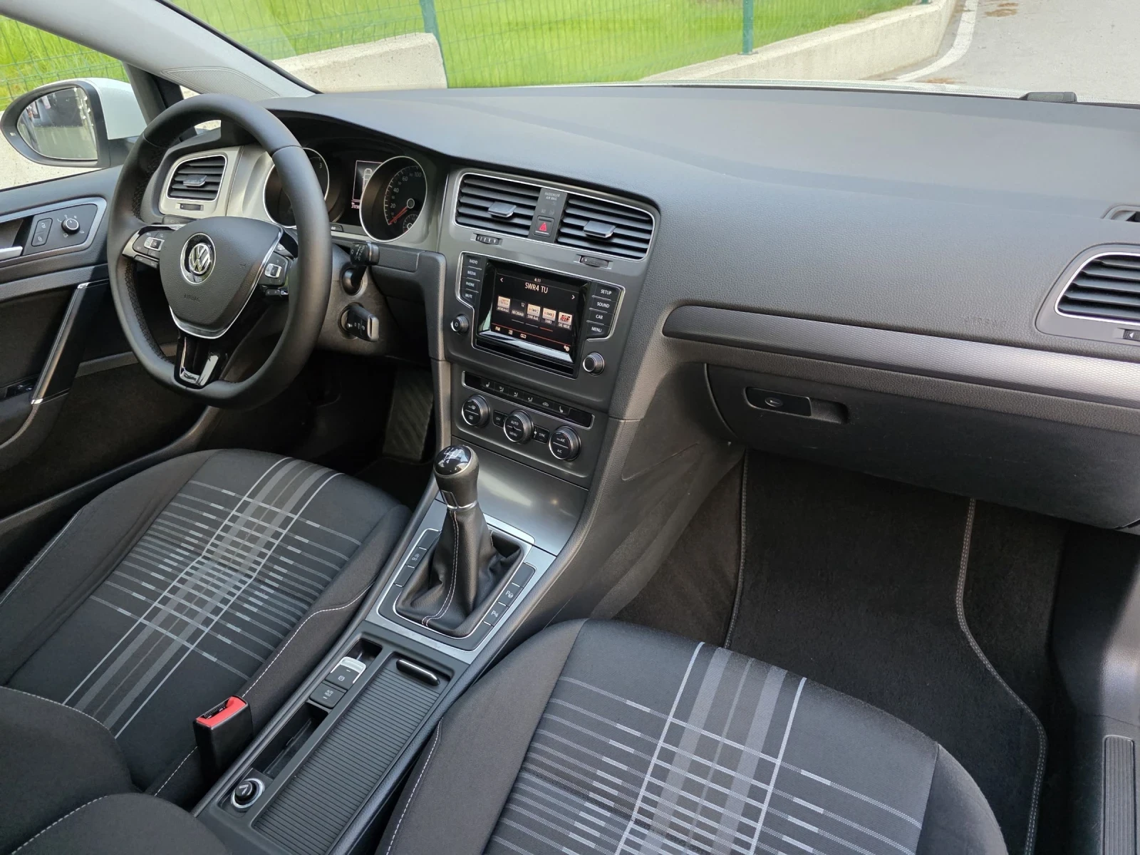 VW Golf 1.6 TDI , снимка 14 - Автомобили и джипове - 54713893