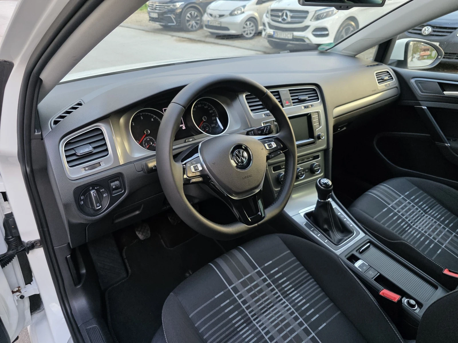 VW Golf 1.6 TDI , снимка 11 - Автомобили и джипове - 54713893