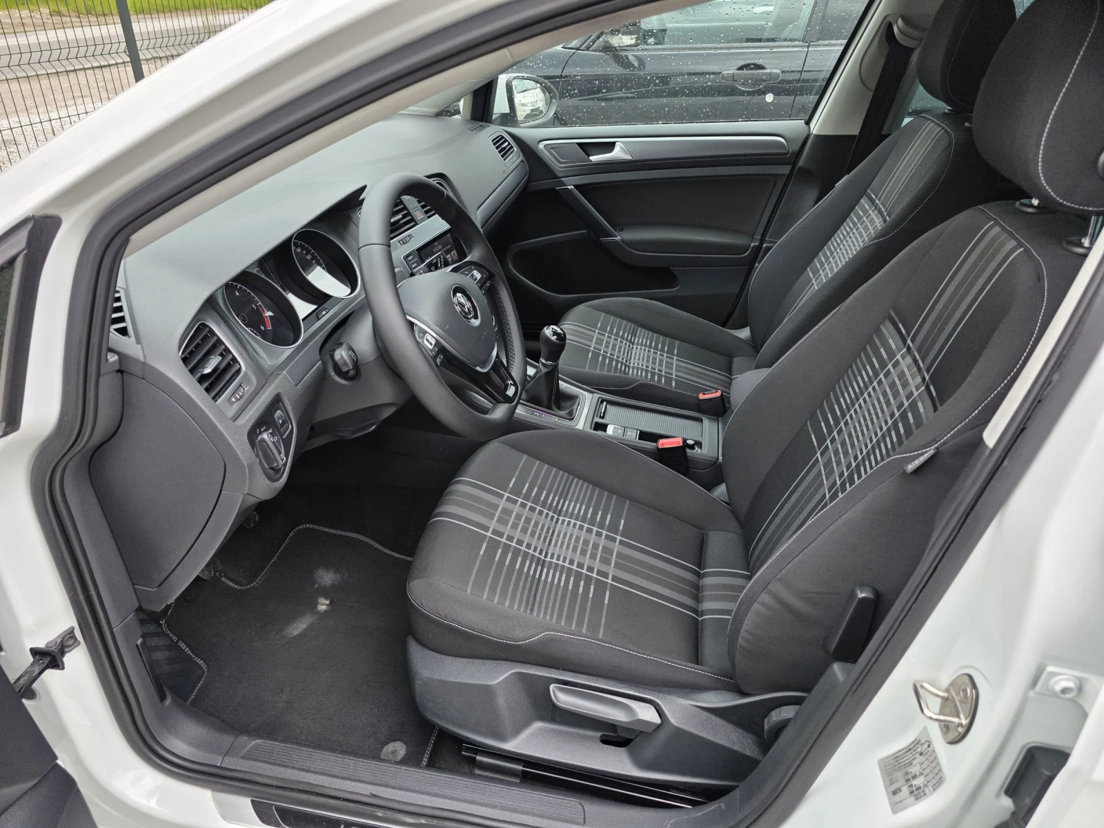 VW Golf 1.6 TDI , снимка 12 - Автомобили и джипове - 54713893