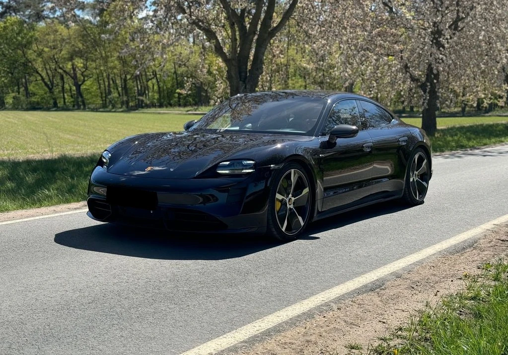 Porsche Taycan Turbo S Sport Chrono PCCB
