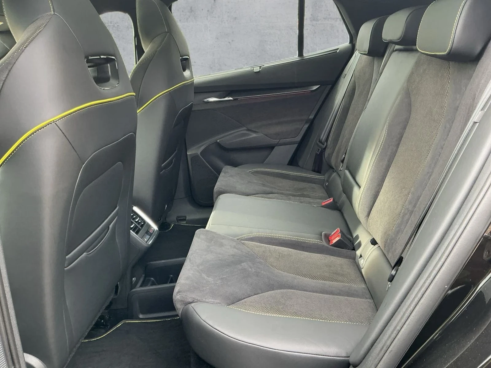 Skoda Enyaq Coupe RS DISTR MATRIX HUD PANO Winter Package, снимка 14 - Автомобили и джипове - 55715611
