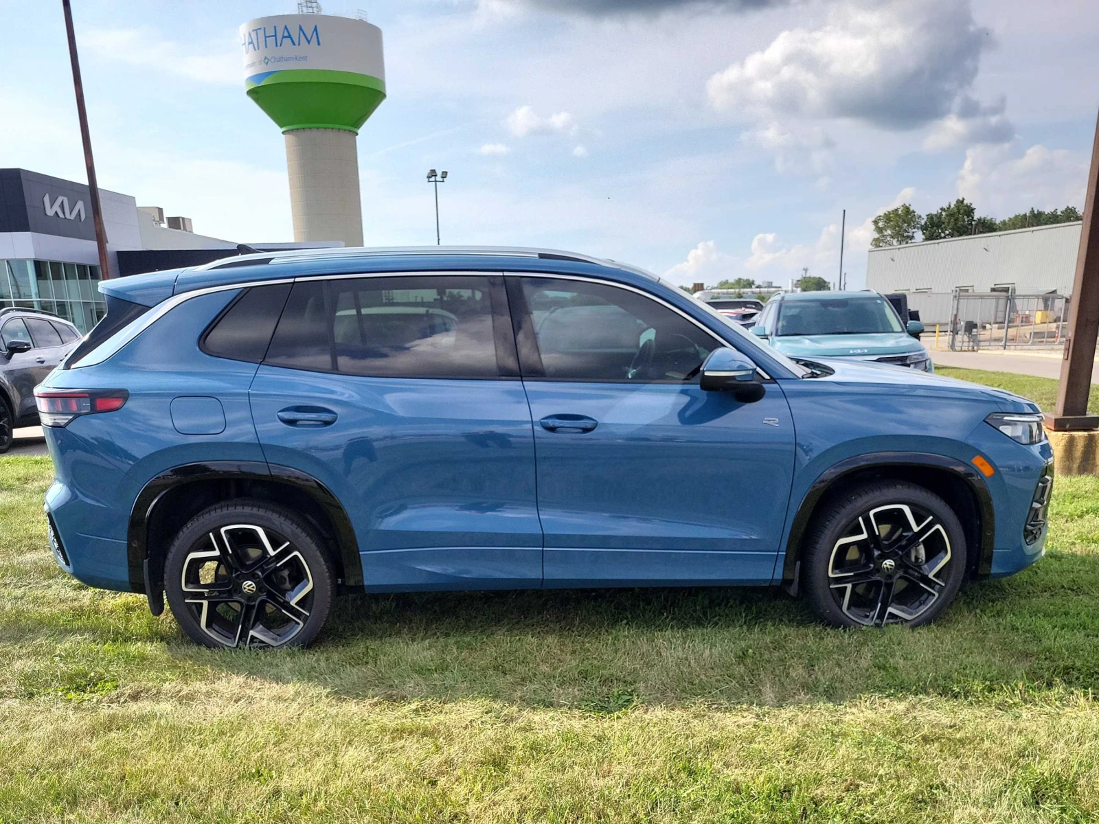 VW Tiguan Highline R Line/360/DIS/Harman Kardon/CARFAX, снимка 3 - Автомобили и джипове - 55812227