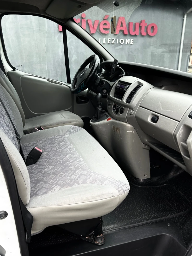 Opel Vivaro 2.5CDTI, 133HP, A/C, 6 СКОРОСТИ, снимка 11 - Бусове и автобуси - 47206427