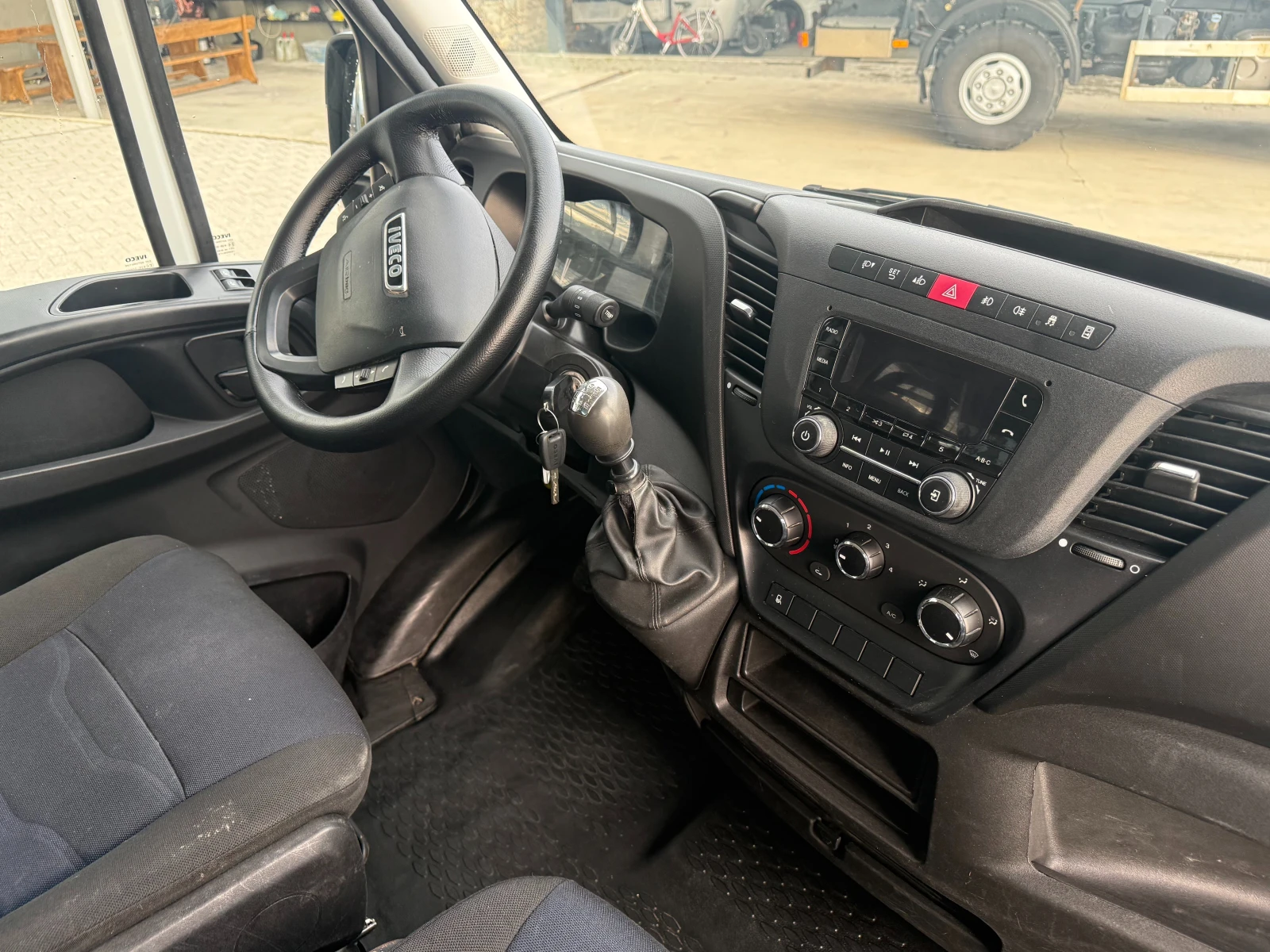 Iveco Daily 35-140 до 3.5т. 3.70м. Клима Euro 6  - 95000км!, снимка 14 - Бусове и автобуси - 54089833