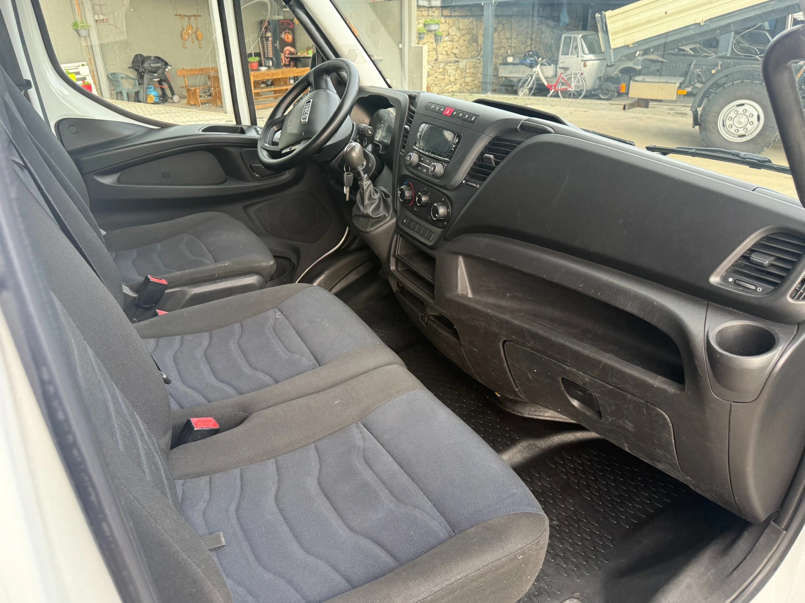 Iveco Daily 35-140 до 3.5т. 3.70м. Клима Euro 6  - 95000км!, снимка 13 - Бусове и автобуси - 54089833