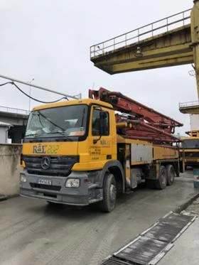       Mercedes-Benz Actros 3332