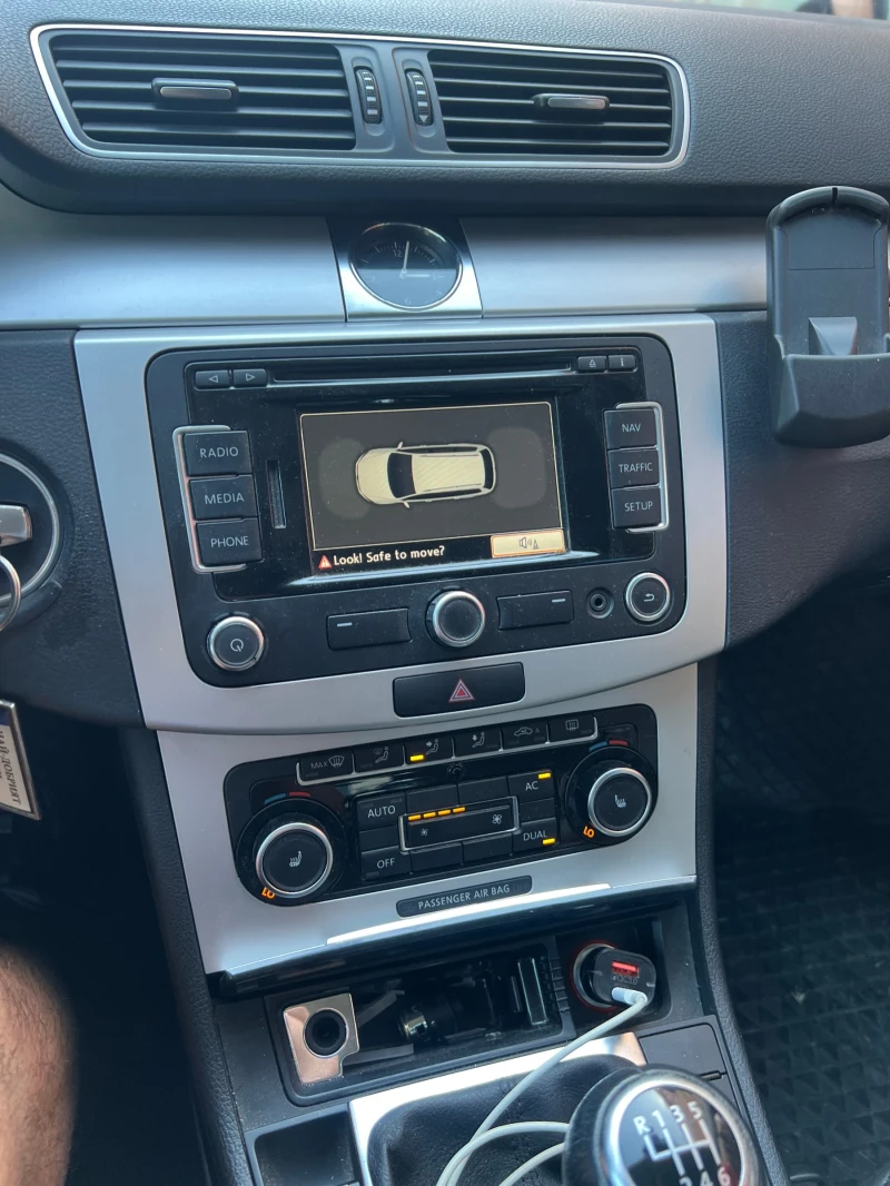 VW Passat 1.6 TDI, снимка 3 - Автомобили и джипове - 52243045