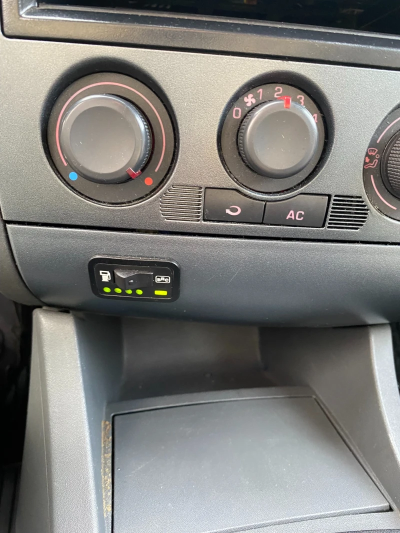 Seat Ibiza 1.4 бензин/газ 86 к.с, снимка 13 - Автомобили и джипове - 52624086