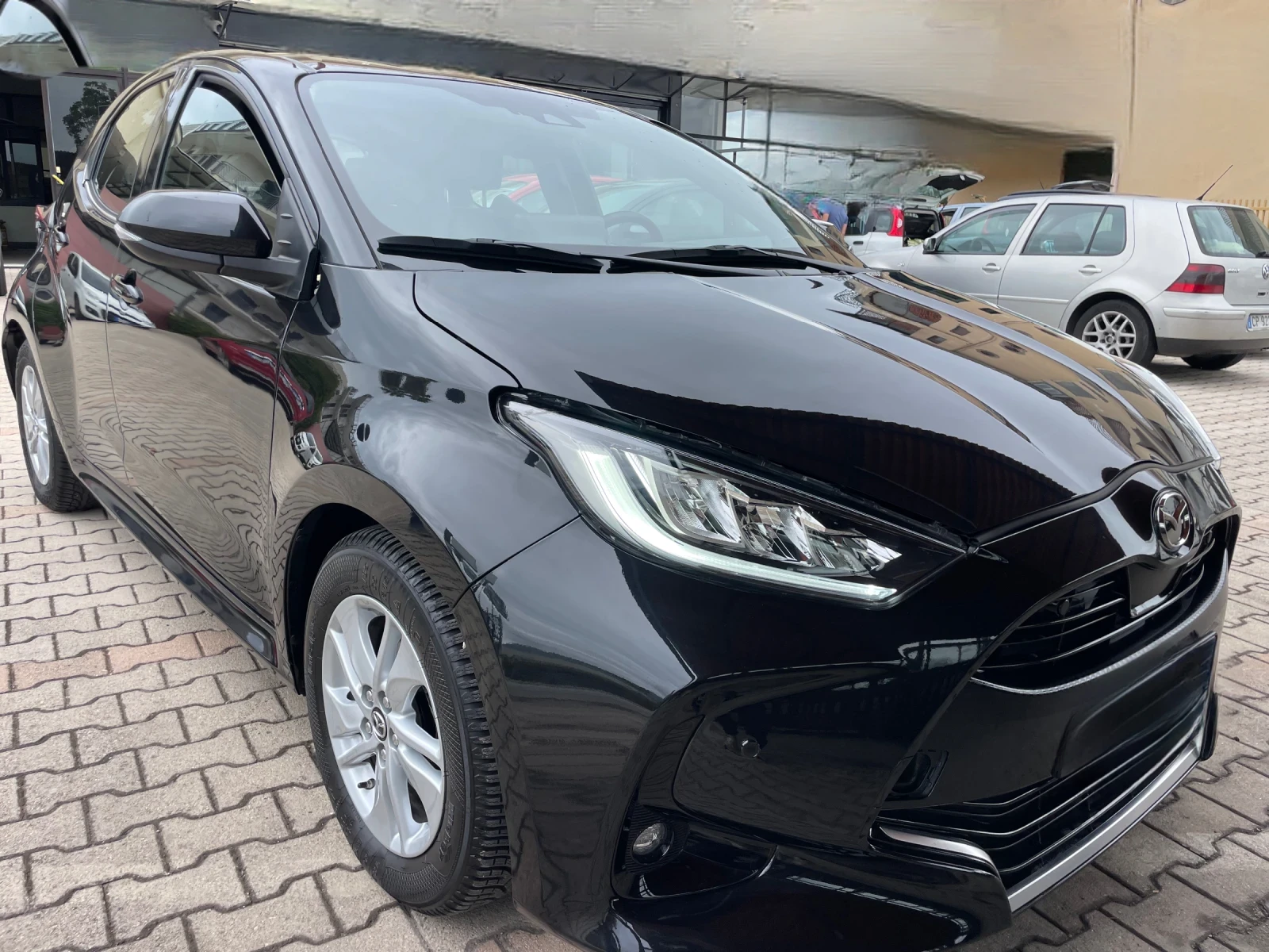 Mazda 2 1.5 бензин Hibrid Automatic - изображение 3