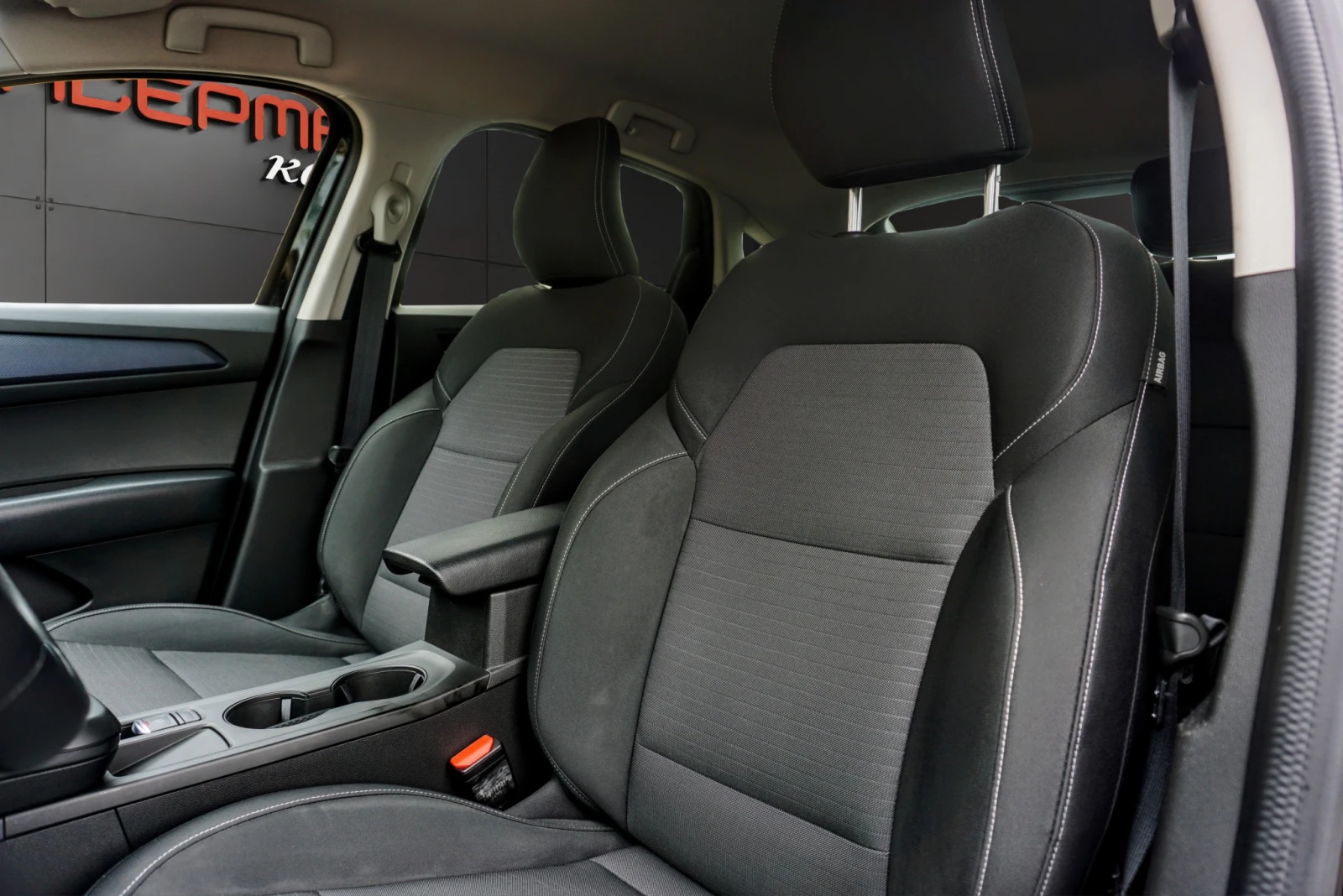 Renault Arkana 1.6H E-TECH HEV ICONIC, снимка 6 - Автомобили и джипове - 54484202