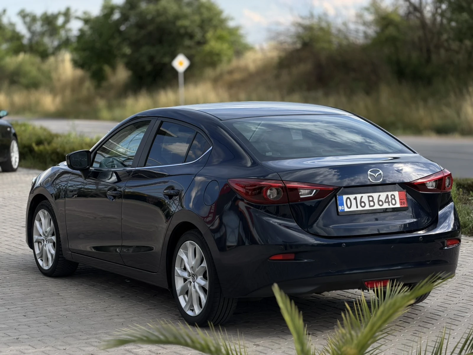 Mazda 3 Sedan/Full options/Distronic/Blind-spot и мн други, снимка 3 - Автомобили и джипове - 54924639