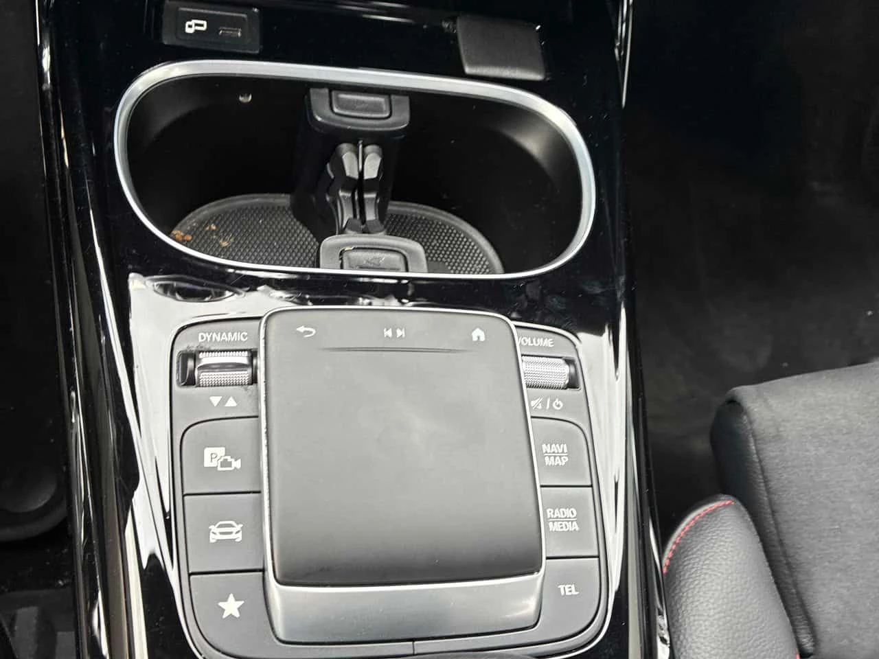 Mercedes-Benz A 35 AMG/CARFAX/DISTRONIC/КЛИП НА МОТОРА , снимка 15 - Автомобили и джипове - 55085324